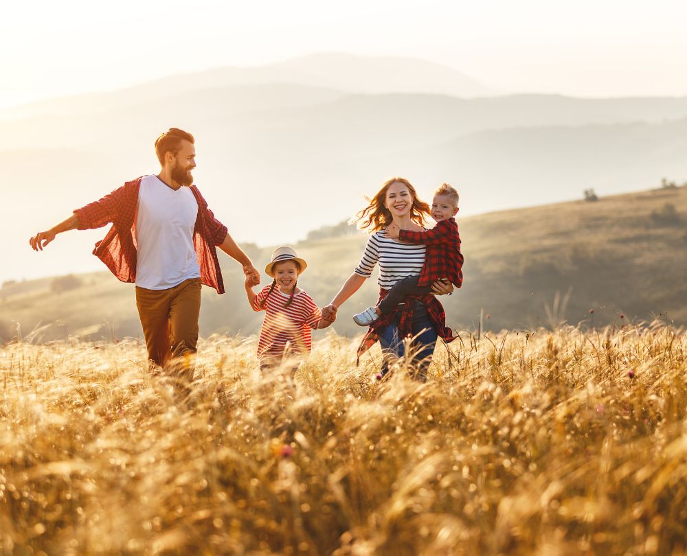 Immunsystem Mythen, Bild von gesunder, glücklicher Familie in einem feld