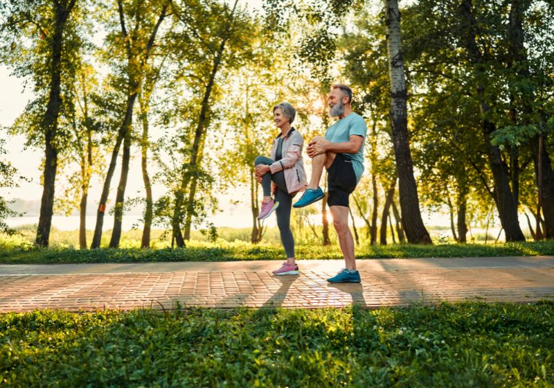 Älteres Ehepaar in der Natur beim Sport