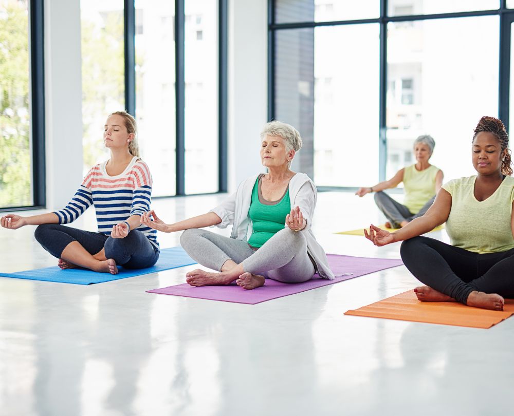 schmerztherapie durch Achtsamkeits-Meditation, Gruppe von menschen meditiert