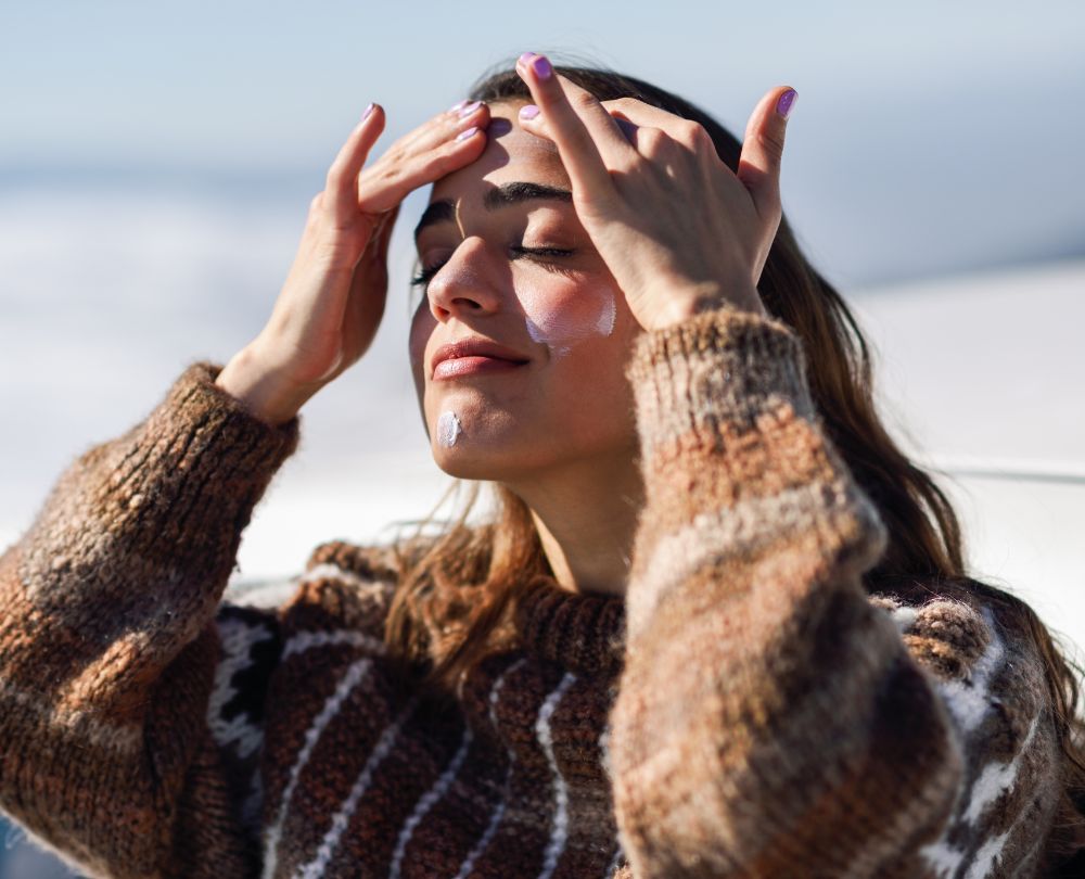 Beitragsbild Winterhaut: Frau, die ihr Gesicht im Winter draußen eincremt