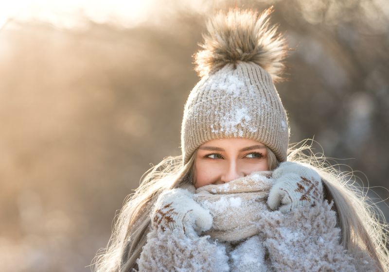 Frau im Winter mit Mütze, Schal und Handschuhen